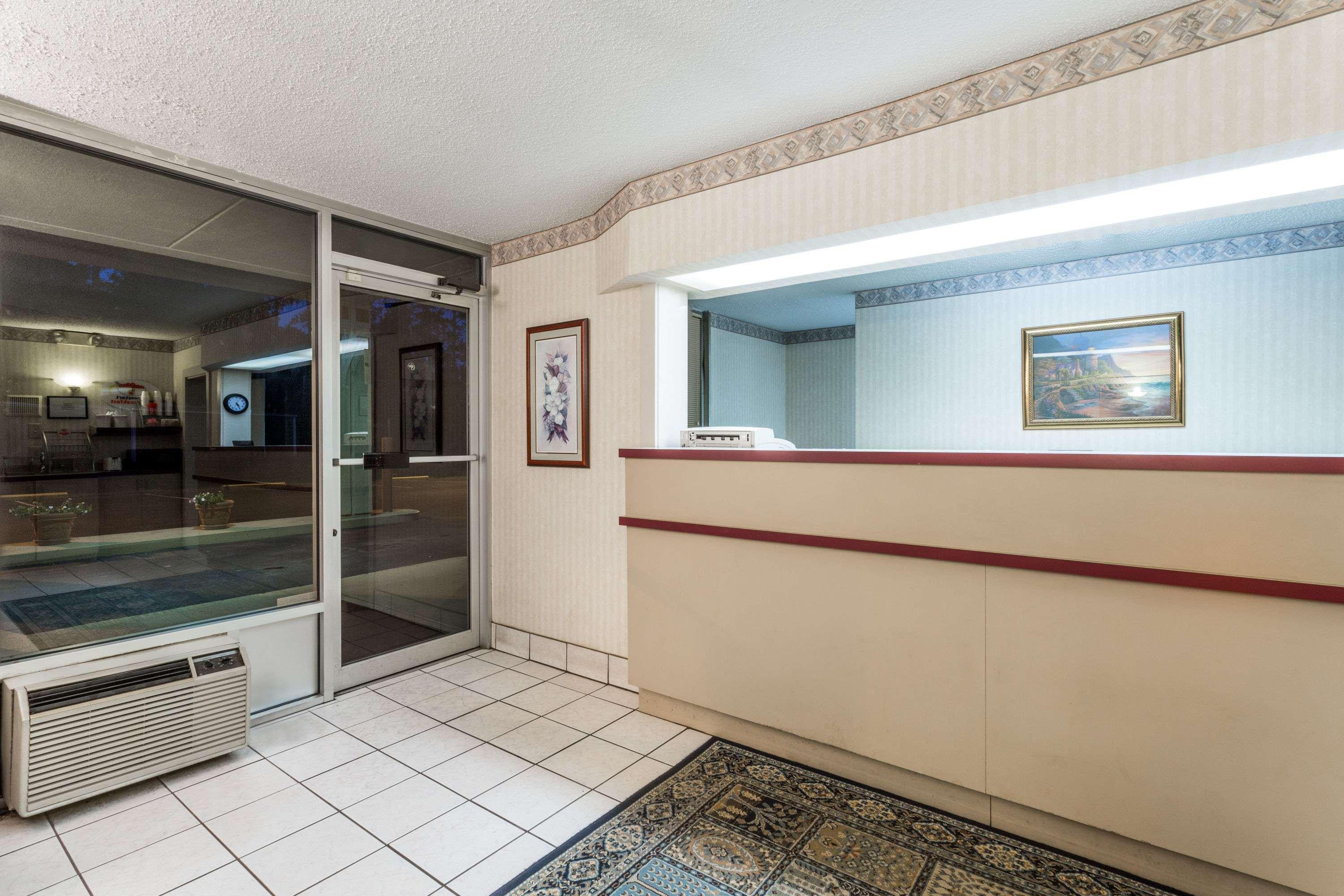 Super 8 By Wyndham Commerce Exterior photo