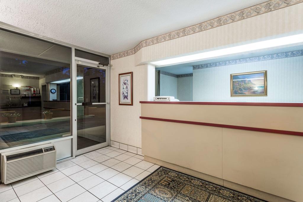 Super 8 By Wyndham Commerce Exterior photo